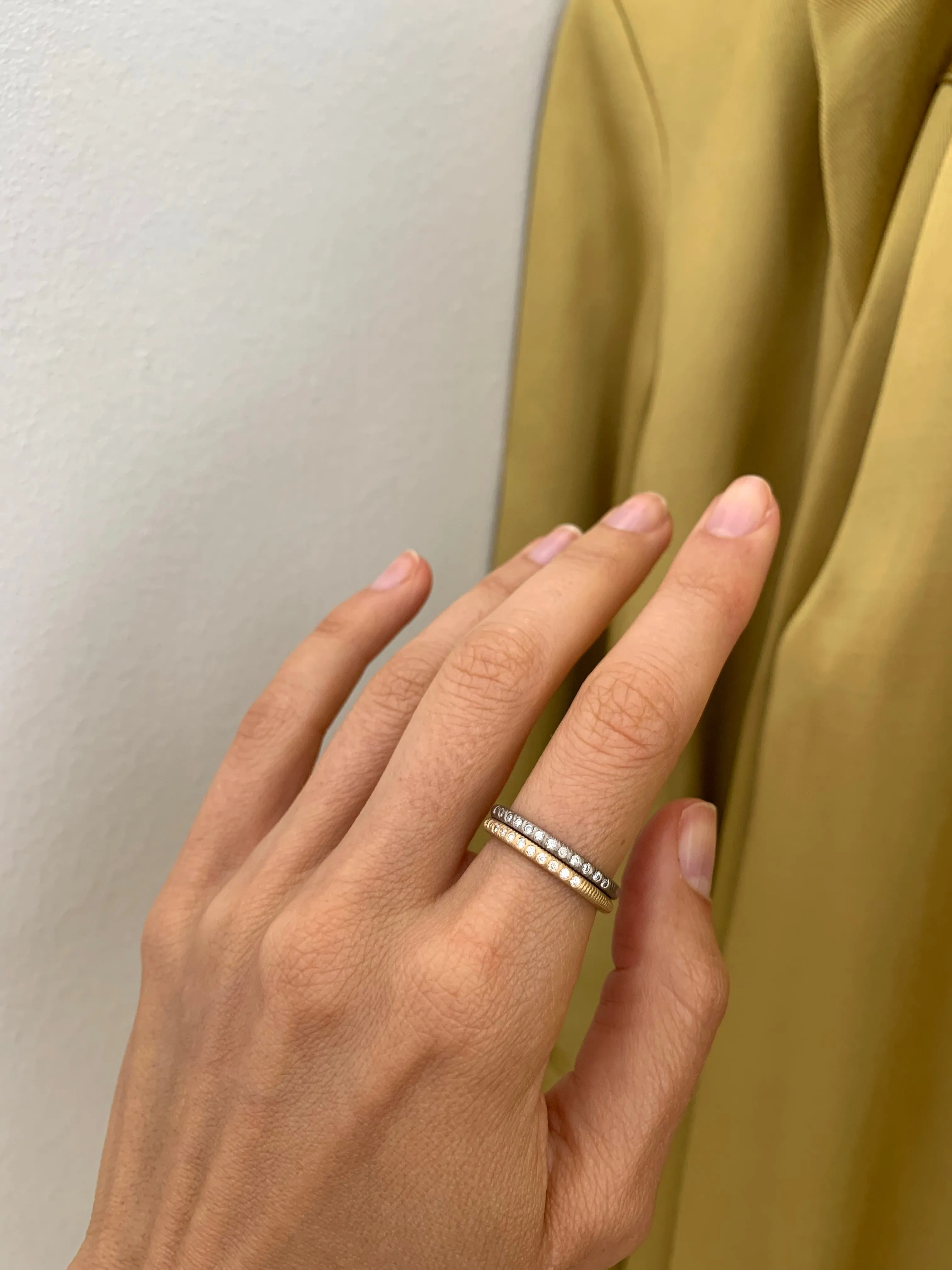 Curve 18K Gold Ring w. 12 Diamonds