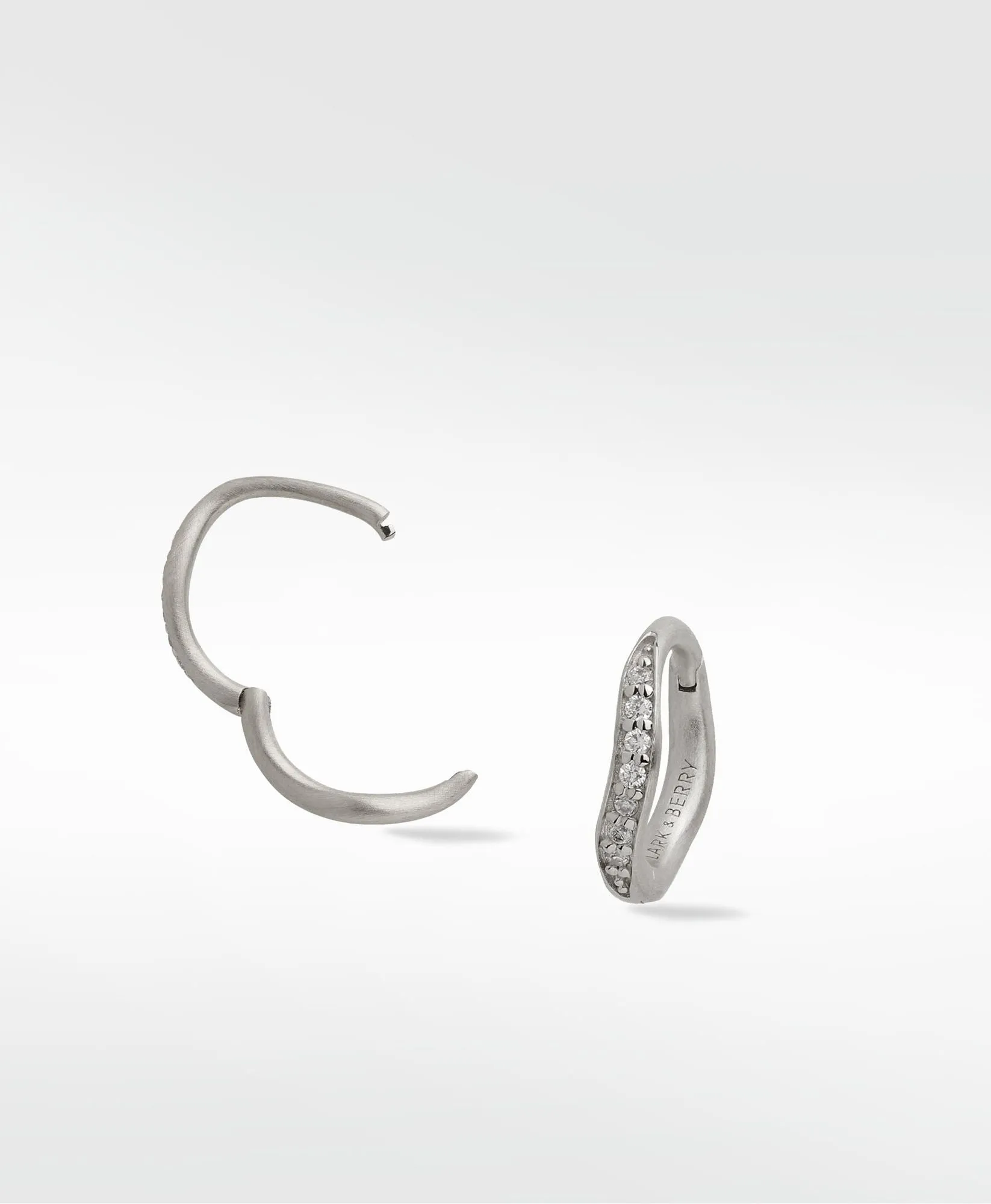 Dune Medium Brushed 14K Whitegold Earring w. Lab-Grown Diamonds