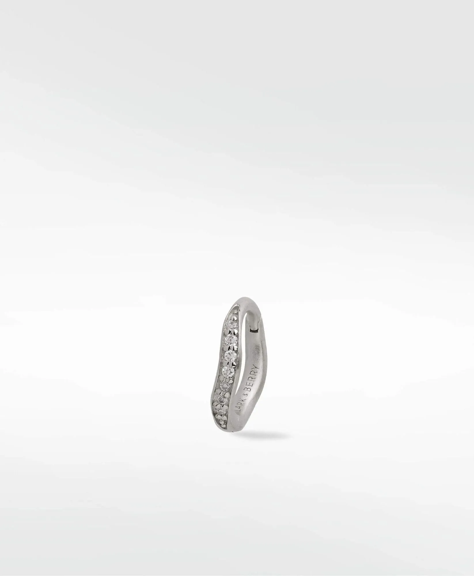 Dune Medium Brushed 14K Whitegold Earring w. Lab-Grown Diamonds