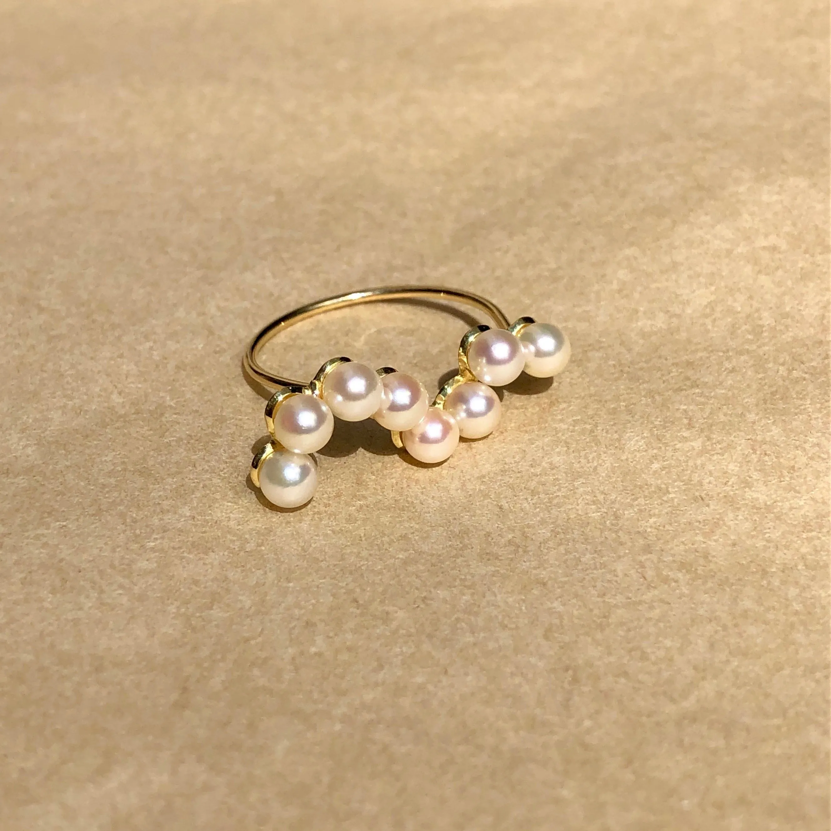 Fine Curves 18K Gold Ring w. Pearls