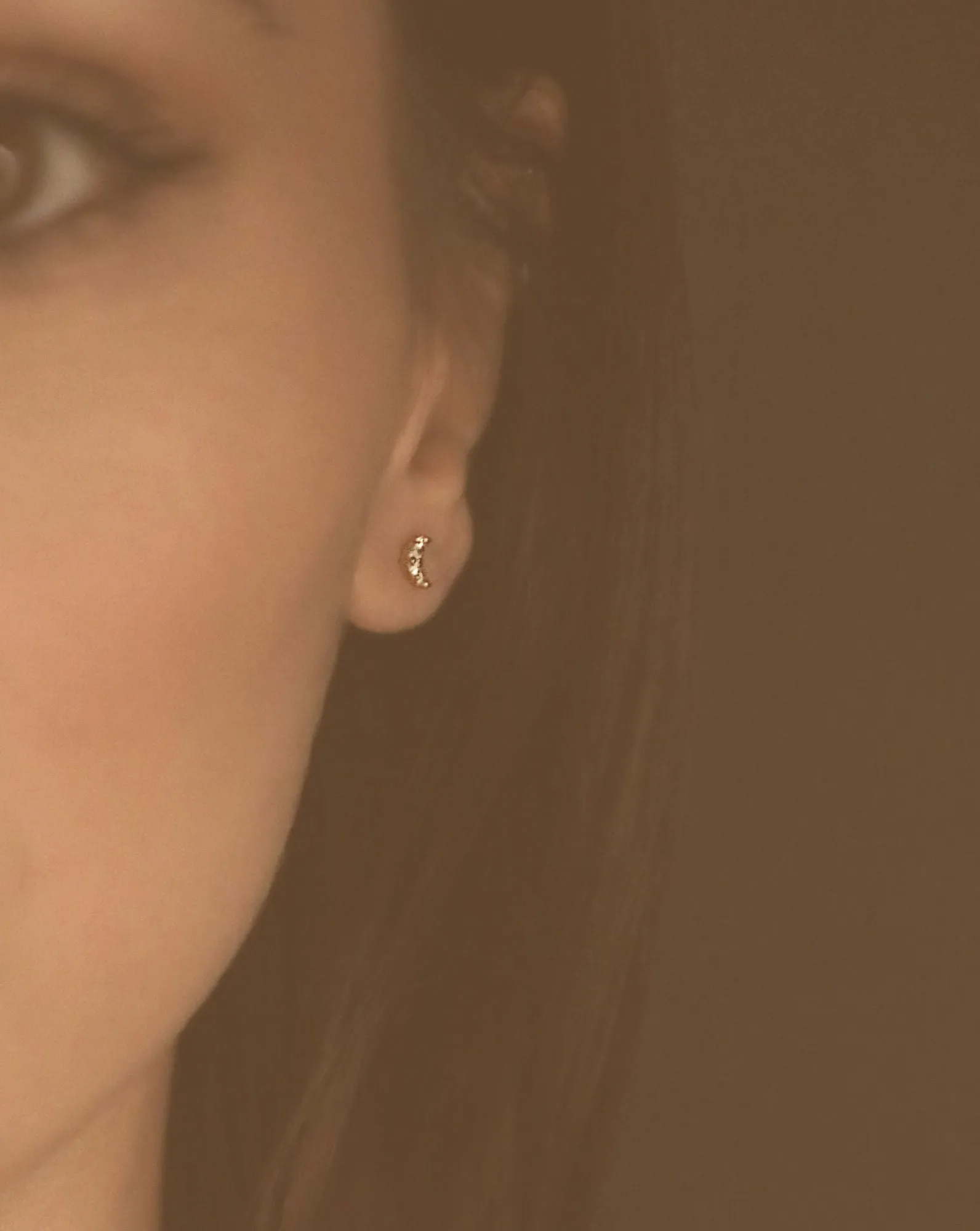 Half Moon 18K White Gold Stud w. Diamonds