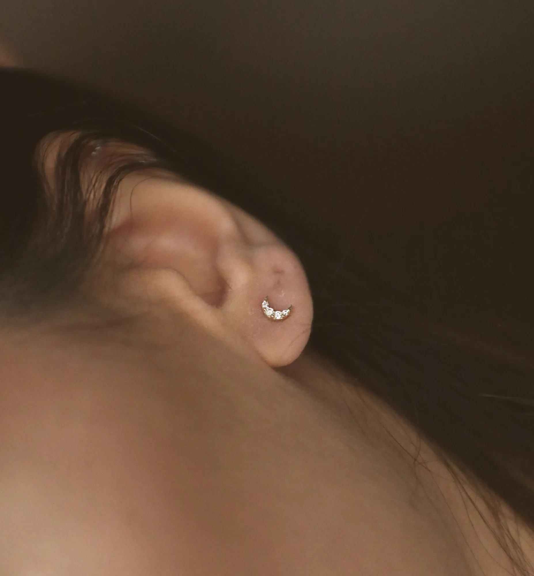 Half Moon 18K White Gold Stud w. Diamonds
