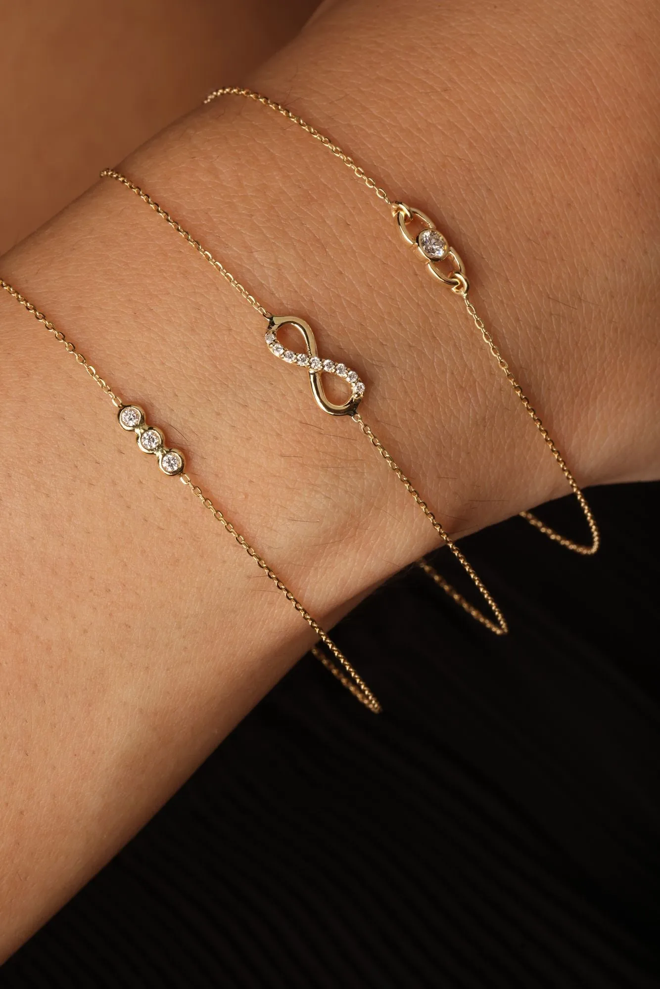 Infinity 18K Gold Bracelet w. Diamonds
