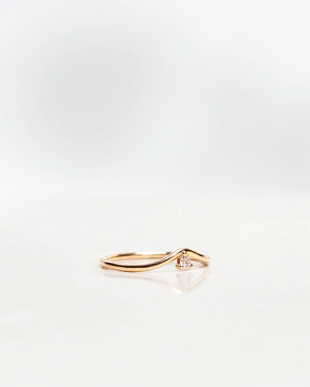 Lily Fallen Drop 18K Gold, Whitegold or Rosegold Ring w. Diamond