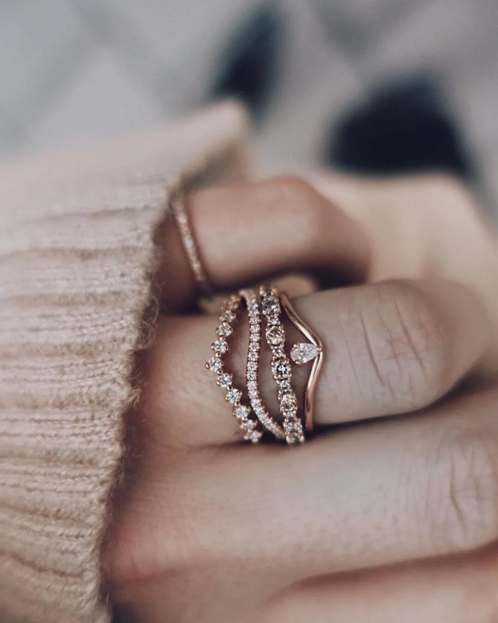 Lily Fallen Drop 18K Gold, Whitegold or Rosegold Ring w. Diamond