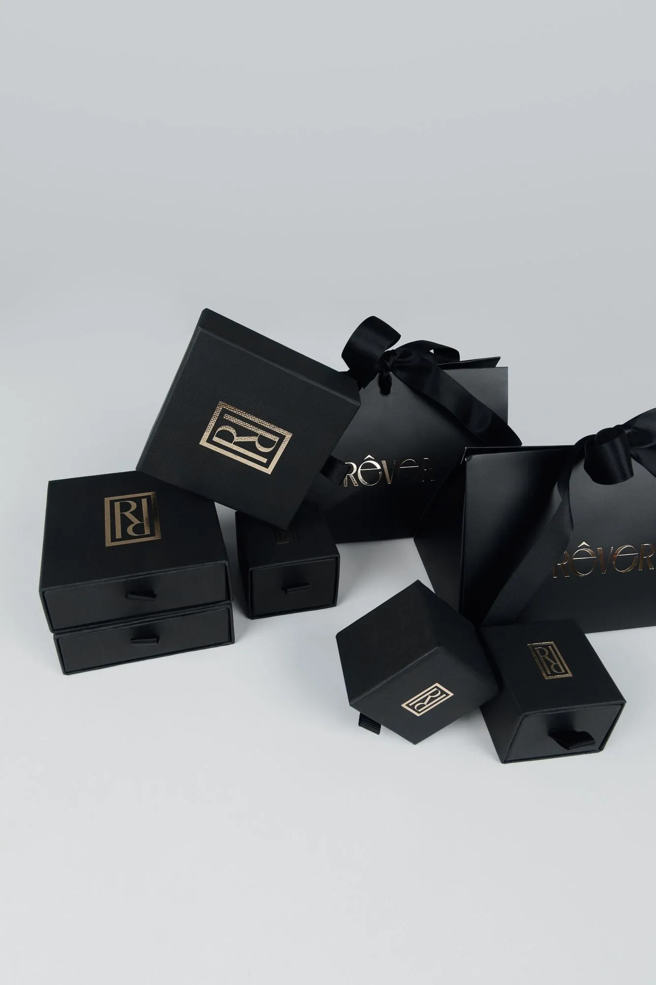 Line 18K Gold Ring w. Lab-Grown Diamonds