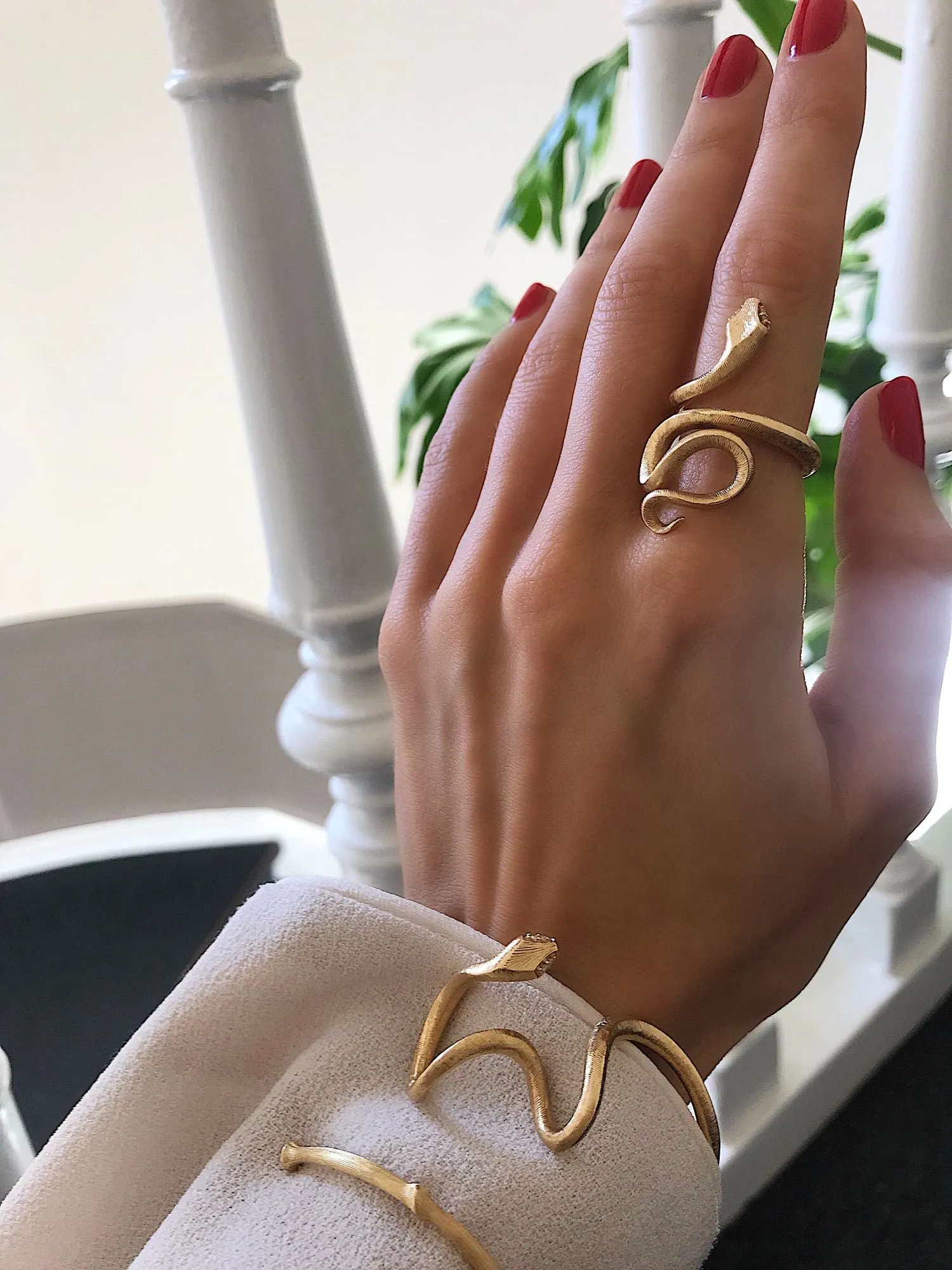 Medium Snakes 18K Gold Ring w. Diamonds
