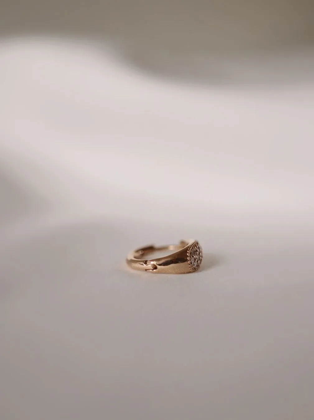 Nonna's 18K Gold, Whitegold or Rosegold Huggie w. Diamonds