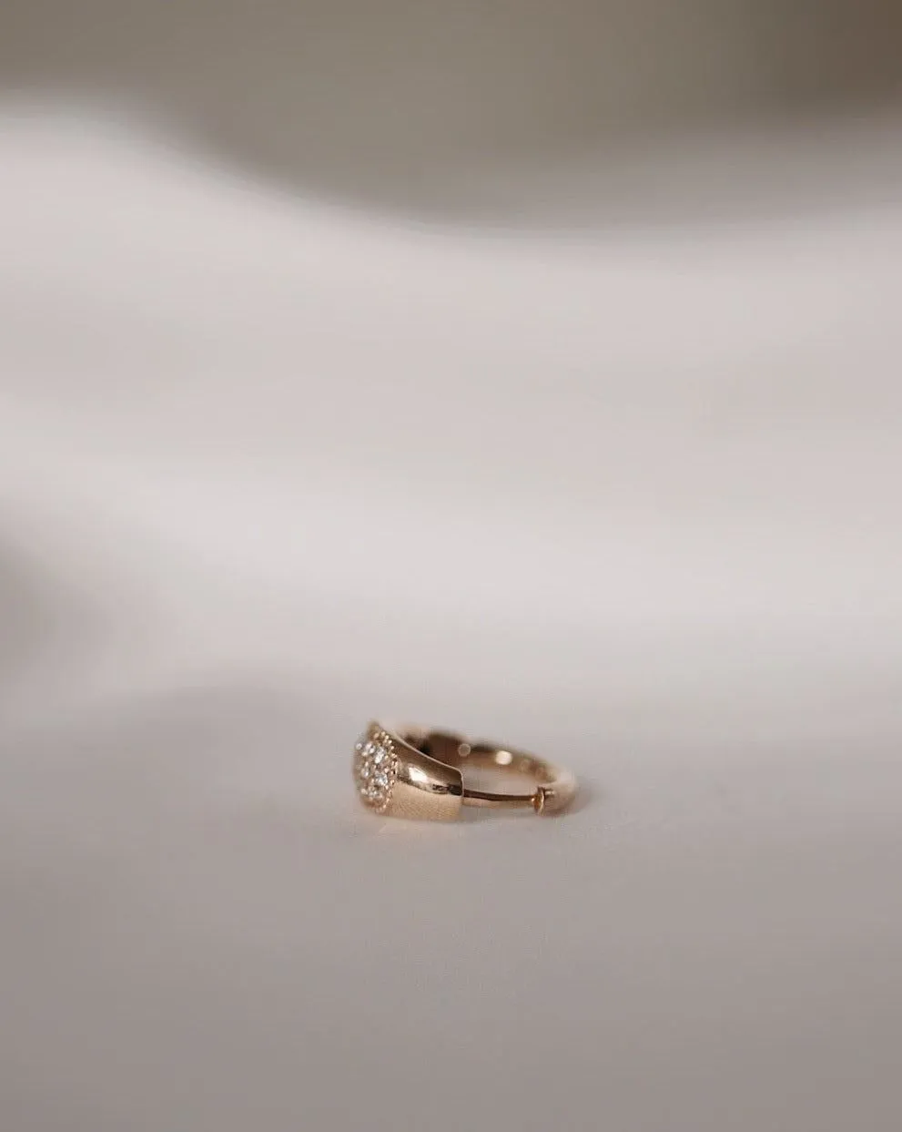 Nonna's 18K Gold, Whitegold or Rosegold Huggie w. Diamonds