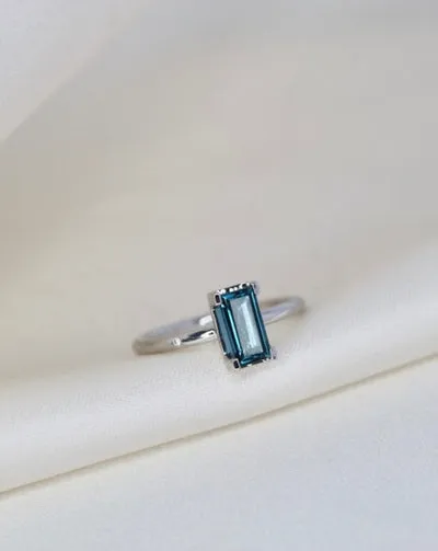 Nord London Blue Turned 18K Whitegold Ring w. Topaz & Diamond