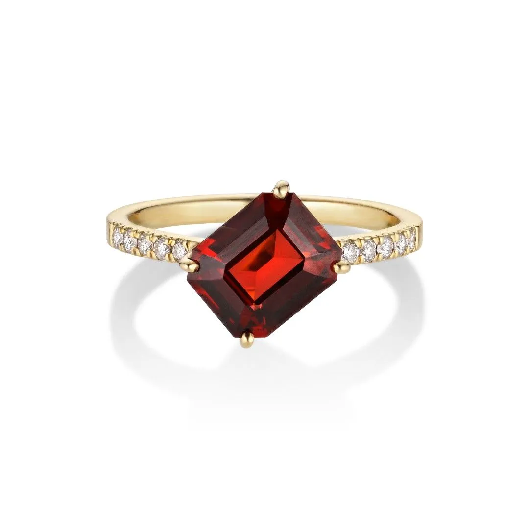 Ratu 18K Gold Ring w. Diamonds & Garnet