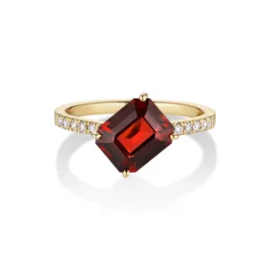 Ratu 18K Gold Ring w. Diamonds & Garnet