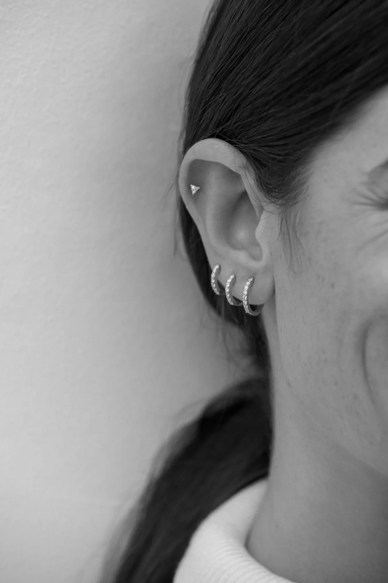 Small Line 18K White Gold Hoop w. Lab-Grown Diamonds