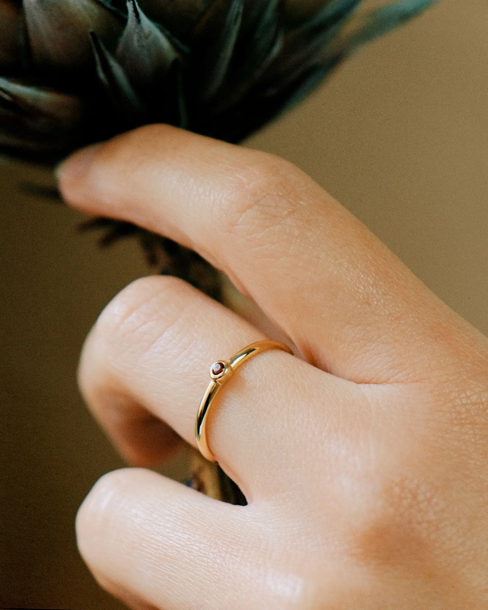 The Smiley Insider 18K Gold Ring w. Garnet