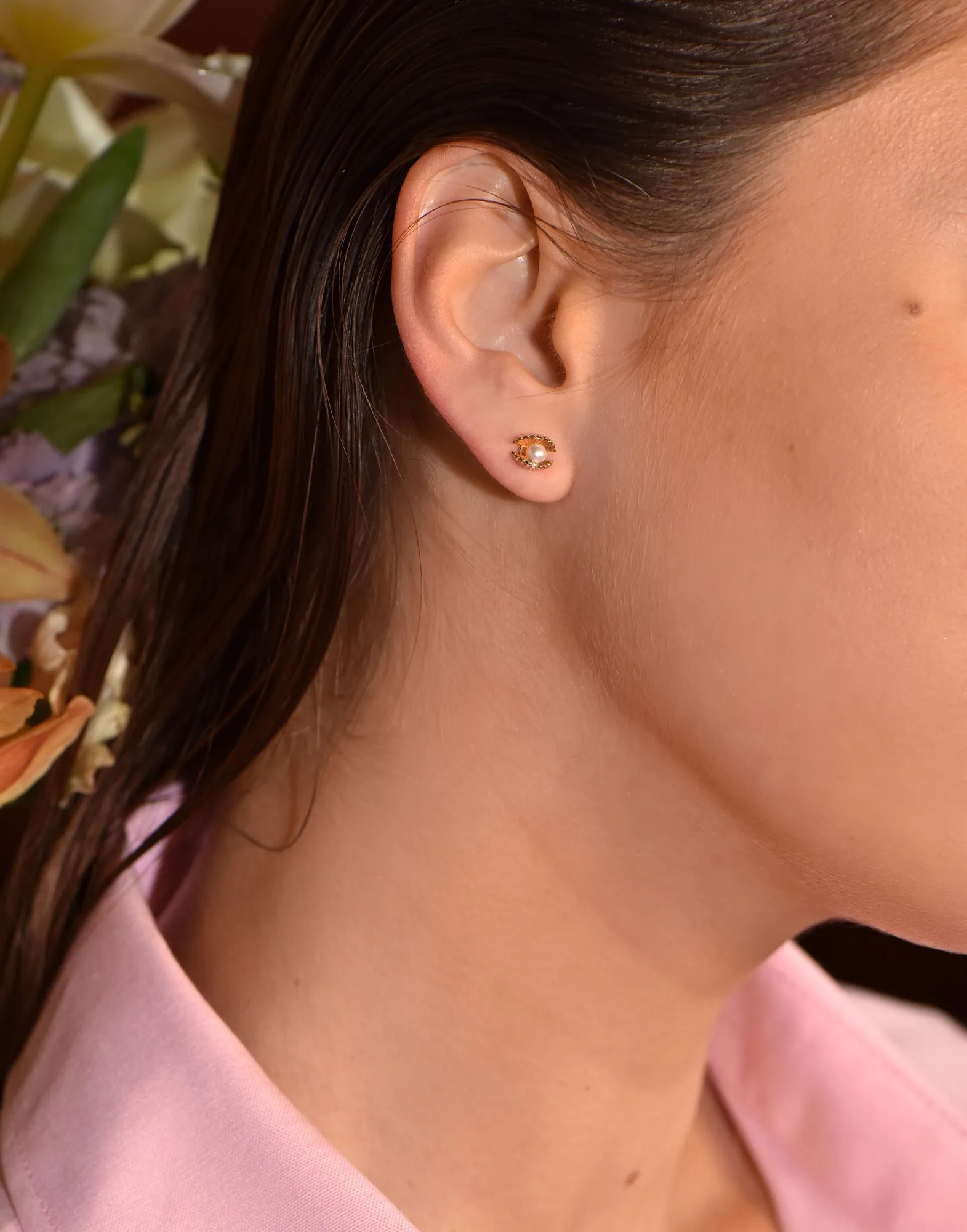 Venus Clam 18K Gold Studs w. Pearls