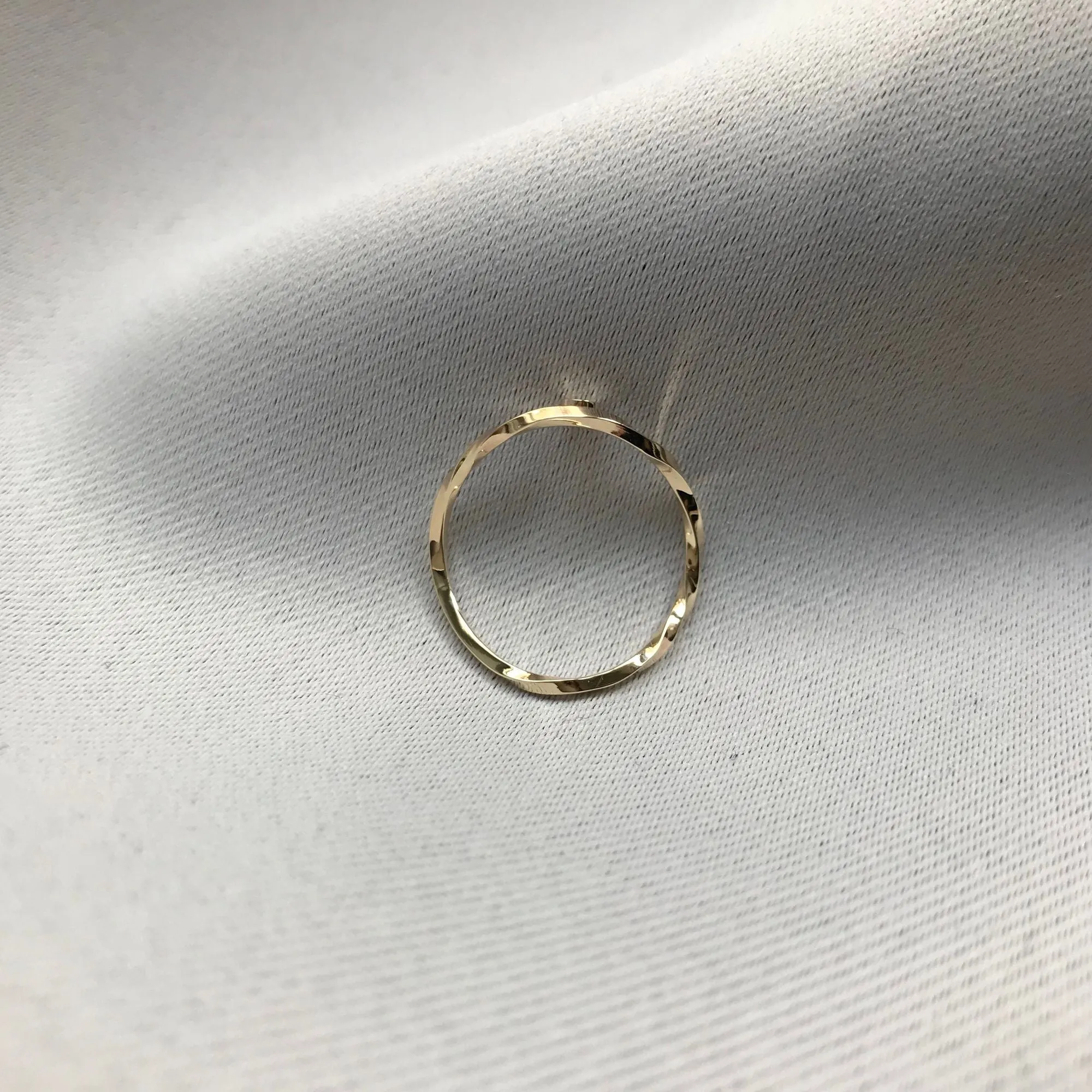 WAVE 8K Gold Ring w. Diamond